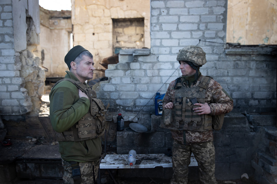 Soldados del ejército ucraniano en una posición de la línea de combate en Krymsk, en el óblast de Lugansk, al este de Ucrania, el 19 de febrero de 2022. (Tyler Hicks/The New York Times)