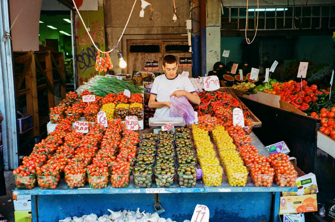 Mercado de productos agrícolas en Tel Aviv. (Giorgos Diakos Lomnios/Koukoumi Hotel vía The New York Times)