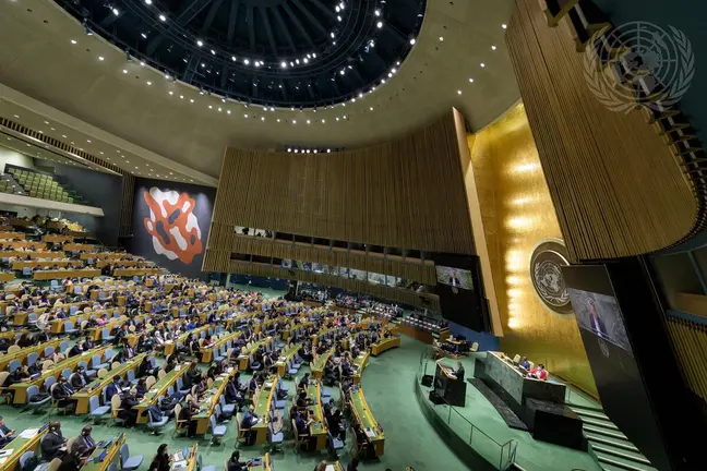 La Asamblea General vota para suspender la membres&iacute;a de Rusia en el Consejo de Derechos Humanos. 
UN Photo/Manuel El&iacute;as