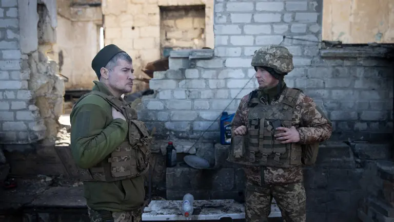 Soldados del ej&eacute;rcito ucraniano en una posici&oacute;n de la l&iacute;nea de combate en Krymsk, en el &oacute;blast de Lugansk, al este de Ucrania, el 19 de febrero de 2022. (Tyler Hicks/The New York Times)