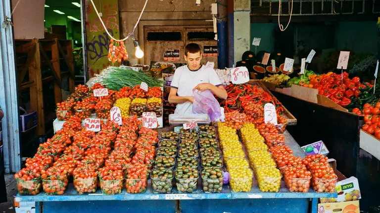 Mercado de productos agr&iacute;colas en Tel Aviv. (Giorgos Diakos Lomnios/Koukoumi Hotel v&iacute;a The New York Times)